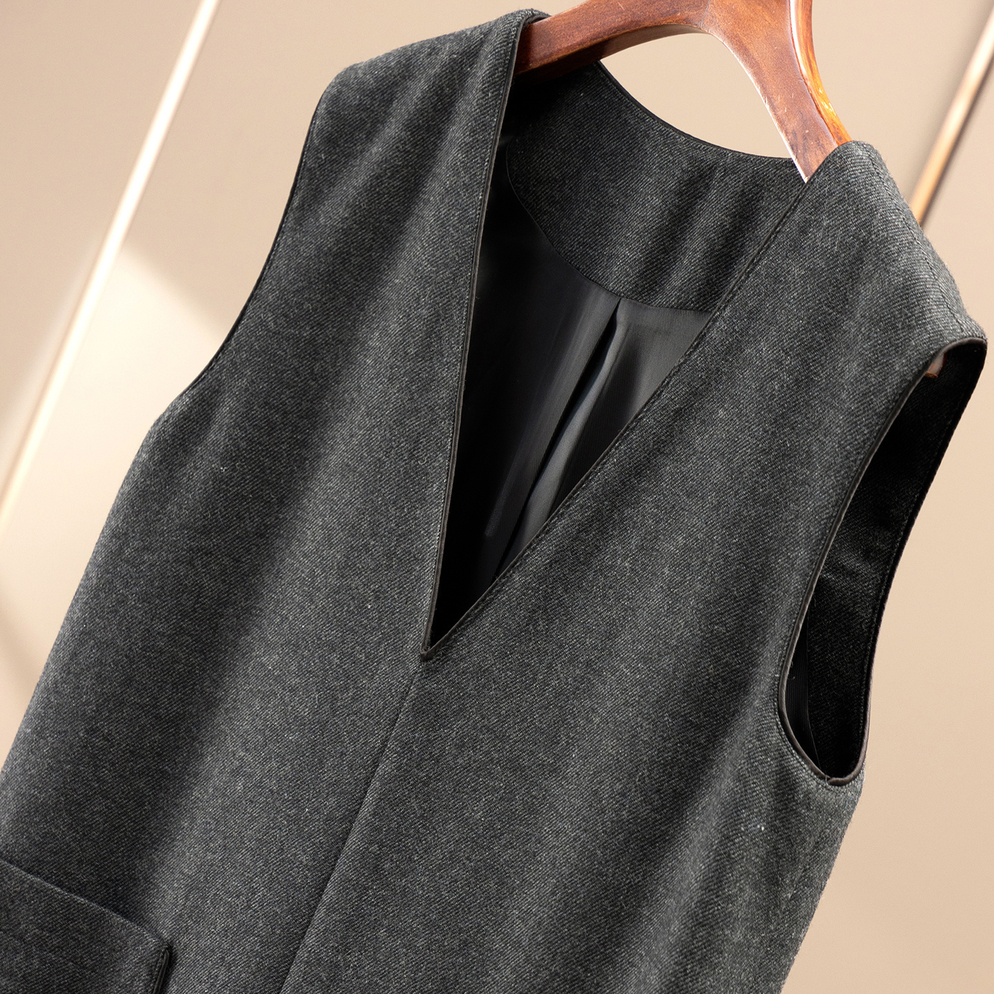 法G羊毛深V领无袖背心毛呢连衣裙