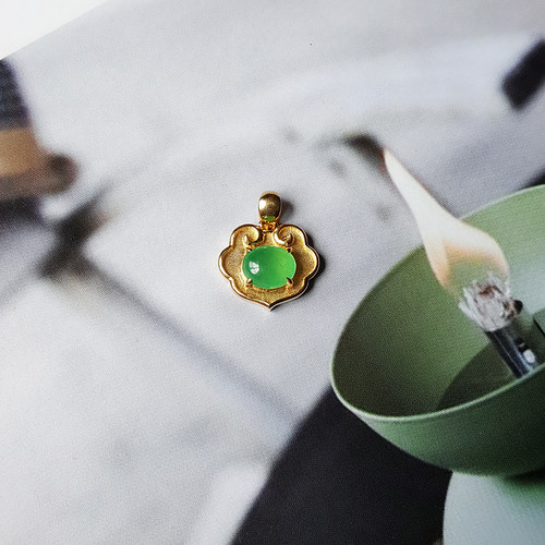 冰种翡翠吊坠女18k黄金镶嵌阳绿蛋面吉祥如意锁宝宝锁如意头项链