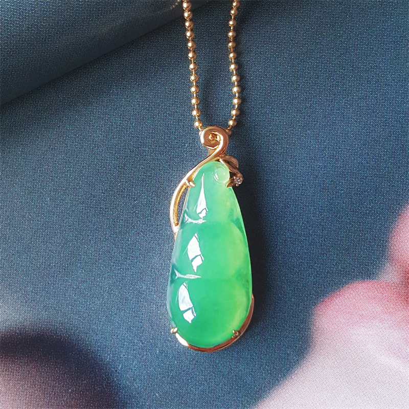 缅甸翡翠吊坠冰种翡翠四季豆吊坠