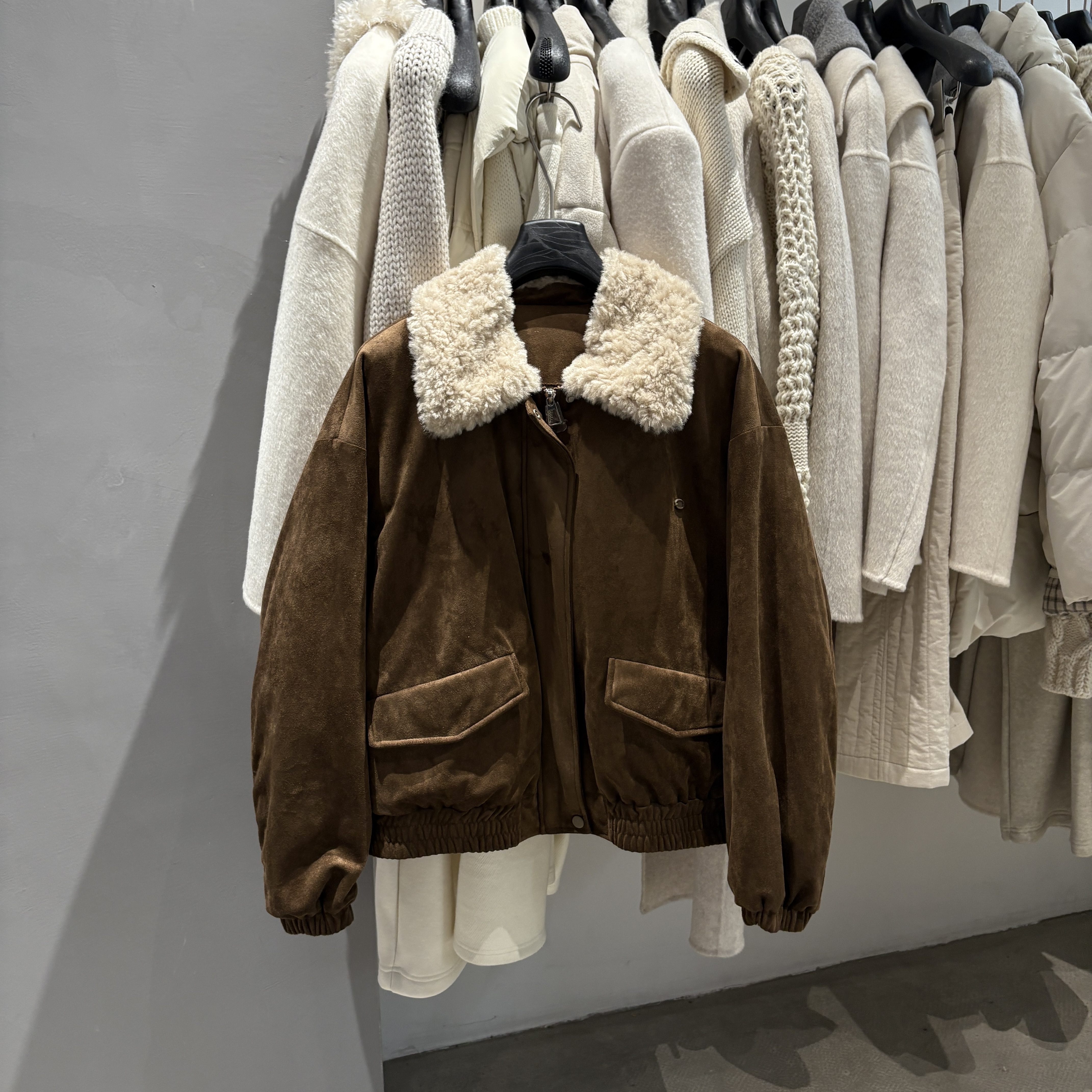 韩国东大门2025冬季新款时尚百搭翻领鹿皮绒羊羔毛短款棕色外套女