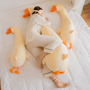 可爱抱枕女生睡觉夹腿