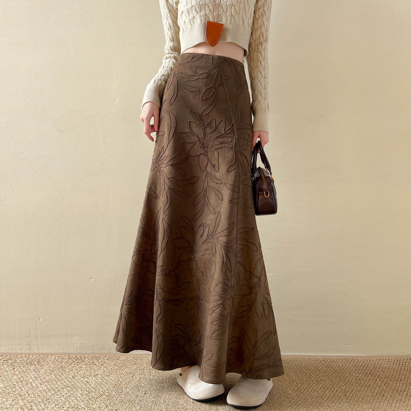 麂皮绒感绳绣重工半身裙