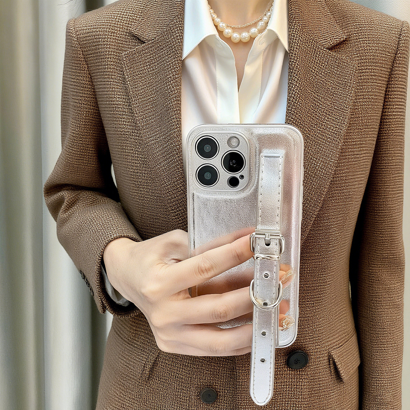 皮质腕带iPhone16手机壳轻奢风苹果15promax全包防摔适用14plus银色潮牌时尚13网红高级感12男女新款11保护套