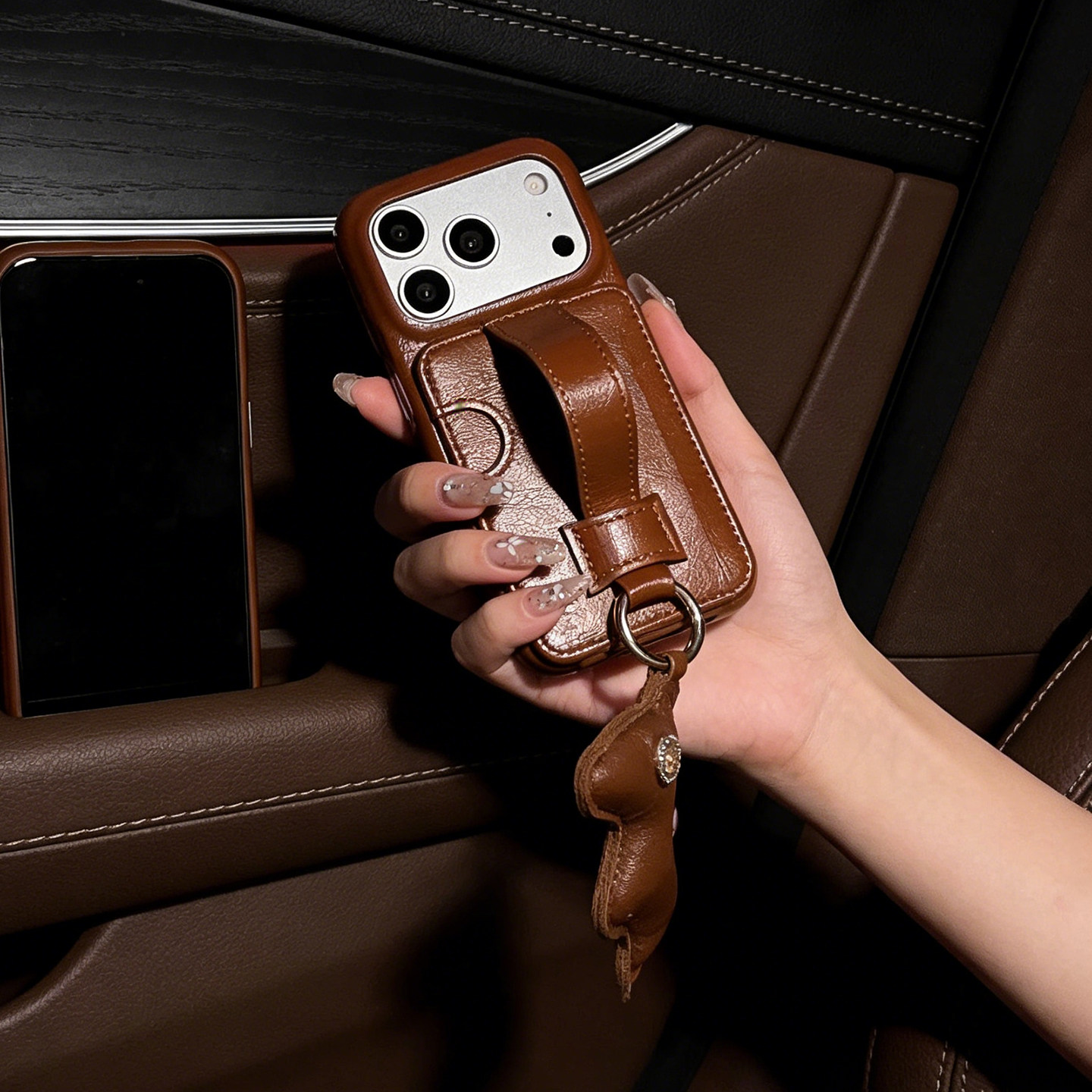 奢华皮质iPhone17promax手机壳小马挂件苹果16pro轻奢风适用15p时尚潮牌14防摔抽拉腕带13创意高级感保护套新