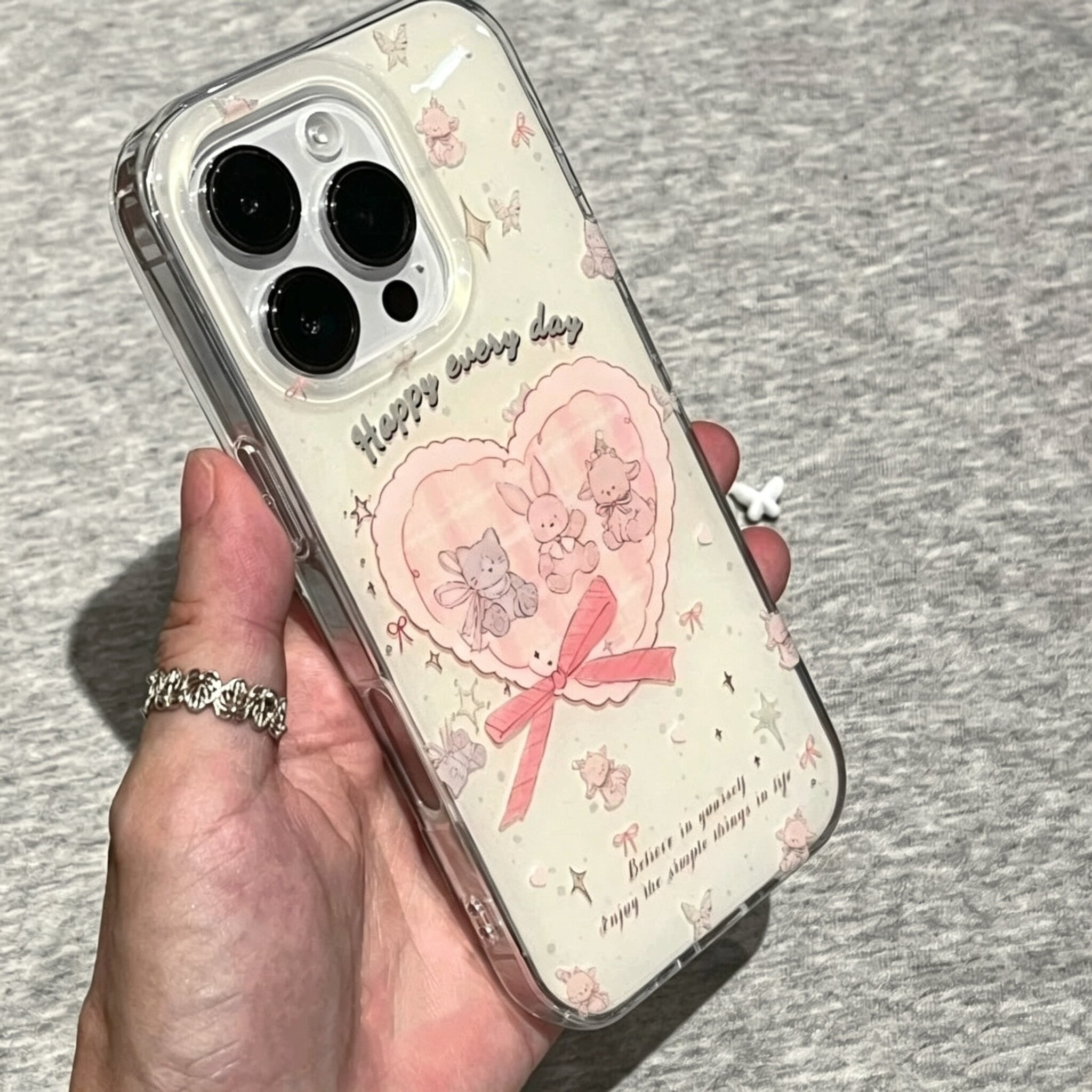 适用苹果系列iPhone17新款手机壳16promax/14pro小众奶呼呼蝴蝶结玩偶15promax/13pro半包大孔防摔可爱保护套