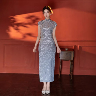贝之韵新中式国风年轻款绝美压花灰蓝丝绒旗袍2026春夏收腰日常