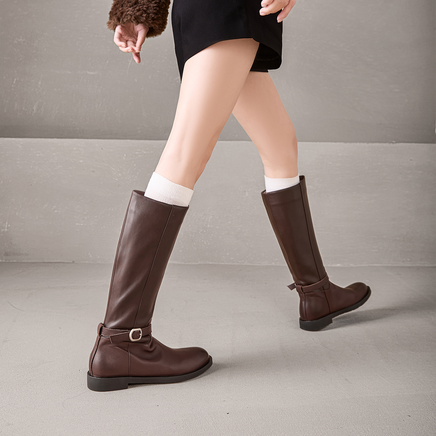 棕色长筒靴平底圆头粗低跟机车靴