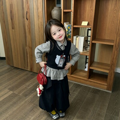 女童洋气三件套2026秋季新款儿童格子衬衫KT猫马甲宝宝黑色花苞裤