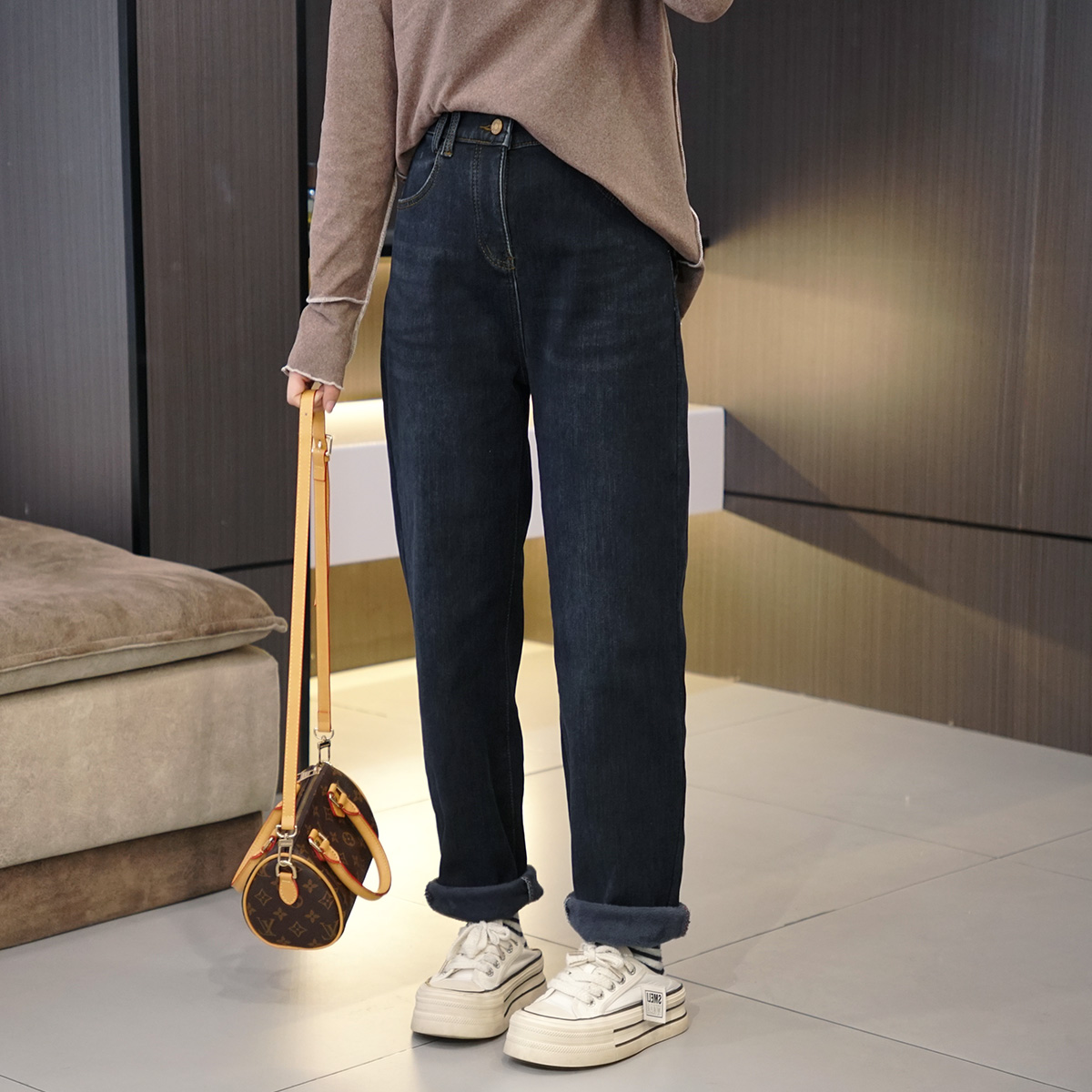 高弹力冬加厚加绒贴标时尚牛仔裤