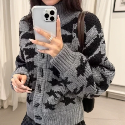 时尚慵懒风立领单排扣毛衣开衫女