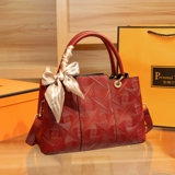 Красная вместительная и большая сумка через плечо для невесты