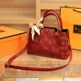 Красная вместительная и большая сумка через плечо для невесты