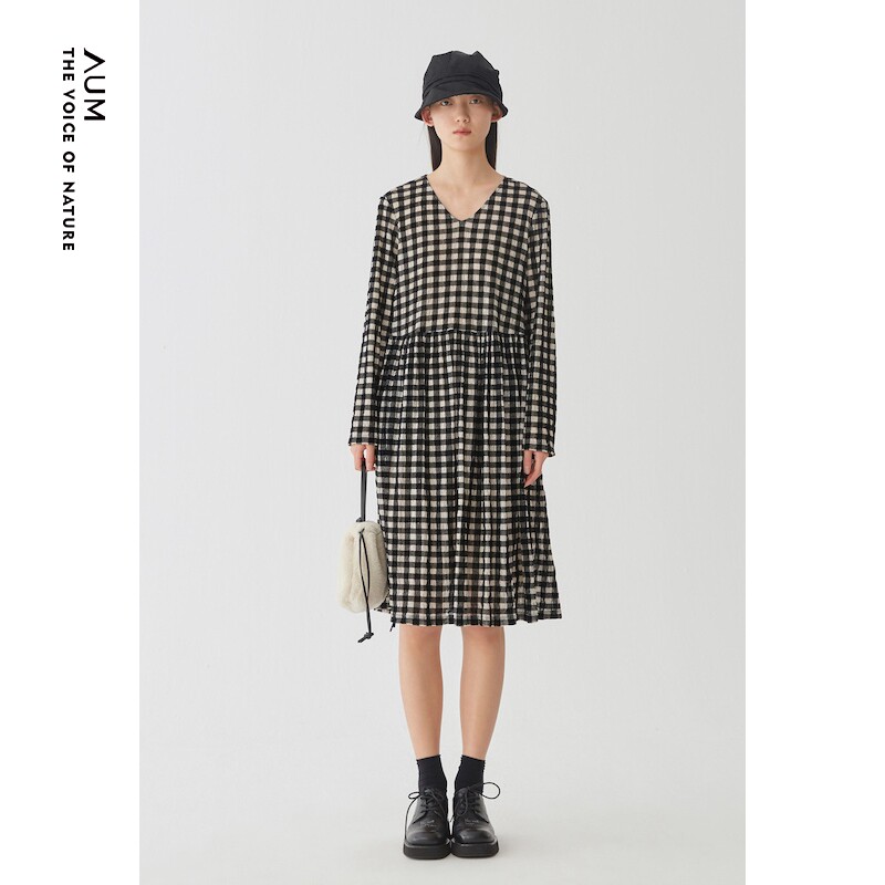 aum噢姆2021冬季新品简约气质宽松v领收腰黑白格子植绒连衣裙女