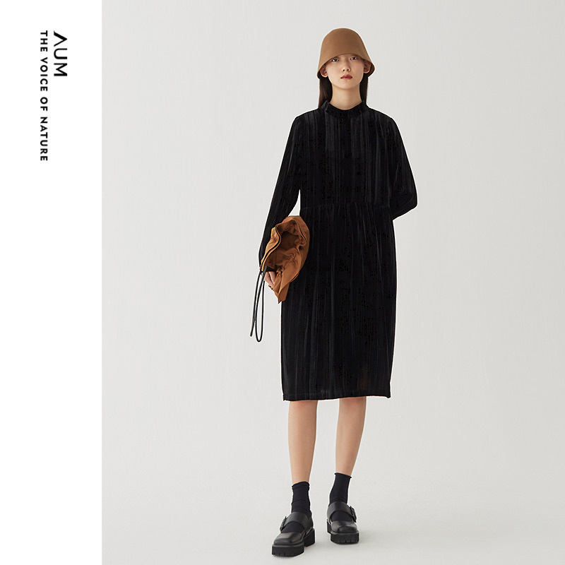 【商场同款】AUM噢姆冬季丝绒压褶布肌理感立领连衣裙黑色长裙女