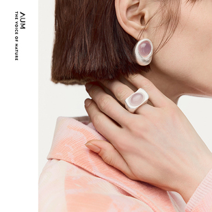 新款 AUM噢姆2026年春季 自然纹理圆润弧线粉玛瑙戒指 灵感搭配