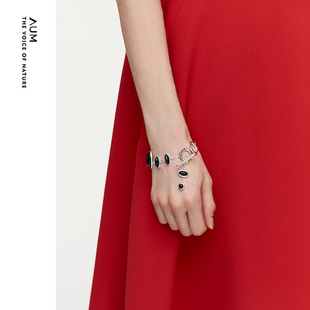 新款 AUM噢姆2026年春季 新颖设计通勤休闲黑玛瑙手链 灵感搭配