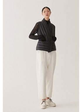 【天猫甄选】AUM噢姆冬季短款黑色V领轻薄白鹅绒羽绒马甲小个子