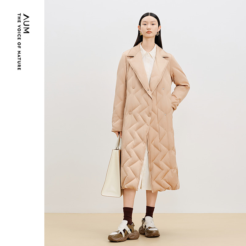 【商场同款】AUM噢姆秋季褶线设计感绗线鹅绒长款风衣羽绒服女款