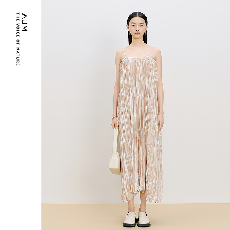 【商场同款】AUM噢姆秋季乱褶艺术伞摆吊带肌理感压褶连衣裙长裙