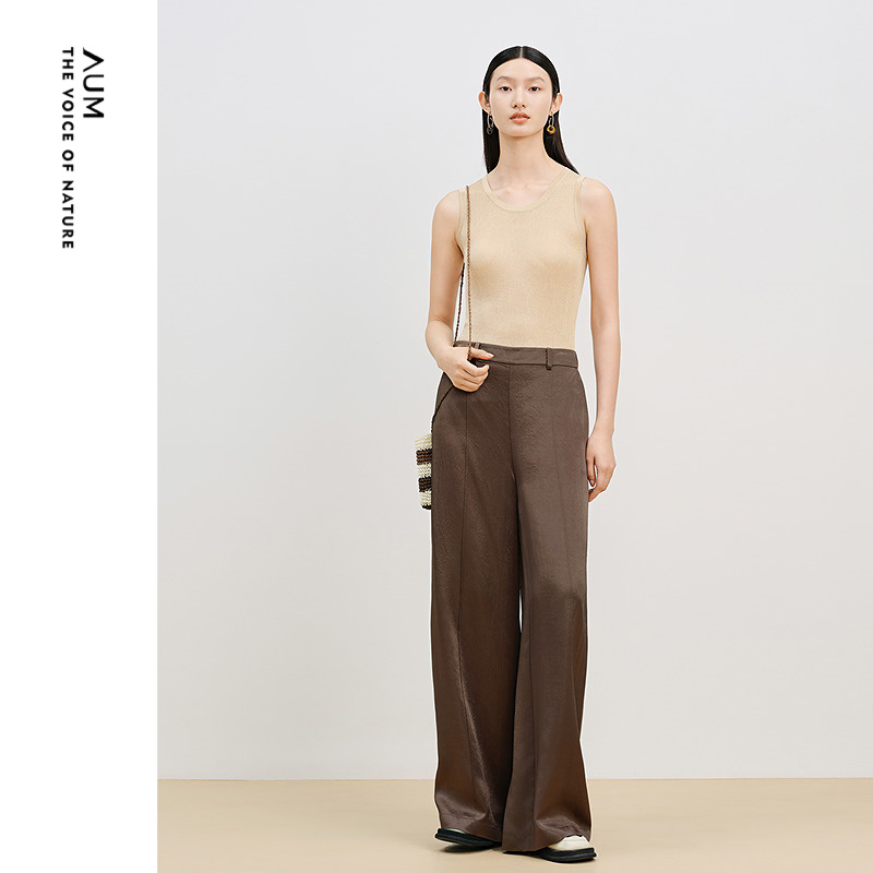 织物挺阔有型。版型较宽松，包容性强