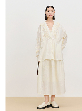 【轻松套装】AUM噢姆春季棉感淡人花苞袖刺绣米白色上衣半身裙女