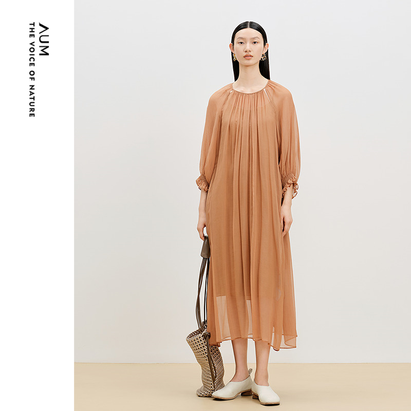 【商场同款】AUM噢姆秋季宽松碎褶镂空收腰压褶连衣裙休闲长裙女