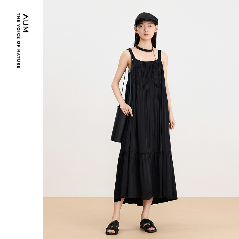 【商场同款】AUM噢姆夏季压褶弹力缎黑色吊带连衣裙休闲中长裙女