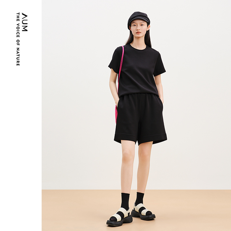 【天猫臻选】AUM噢姆夏季圆领简约搭配款缎面印花黑色T恤上衣女款