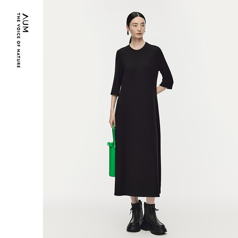 【商场同款】AUM噢姆2025年冬季新款弹力舒美绒针织黑色连衣裙女
