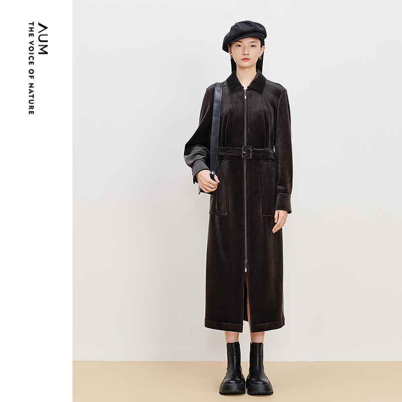 【商场同款】AUM噢姆冬季坑条弹力灯芯绒收腰翻领压褶连衣裙长裙