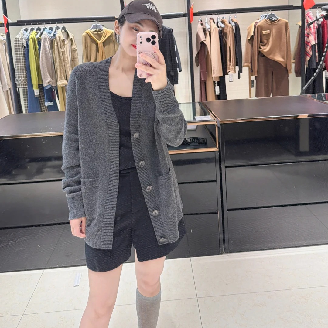 阿玛施女装V领单排扣针织开衫女
