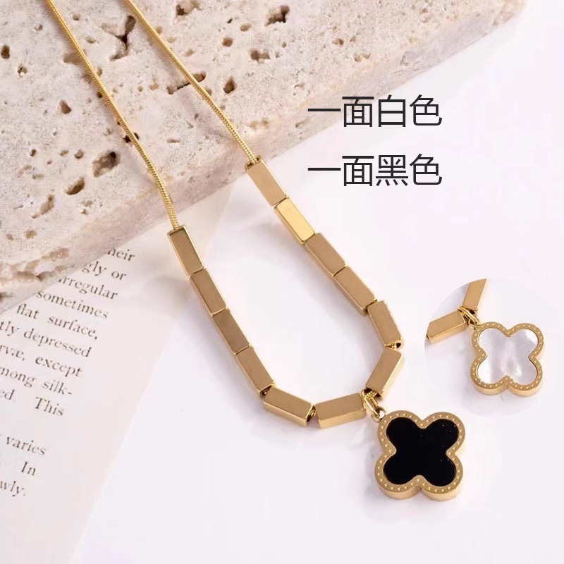 韩版不掉色双面吊坠四叶草钛钢项链女简约锁骨链方块潮流时尚饰品