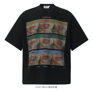 From Mars Capture a round-collar and short-sleeved T-shirt