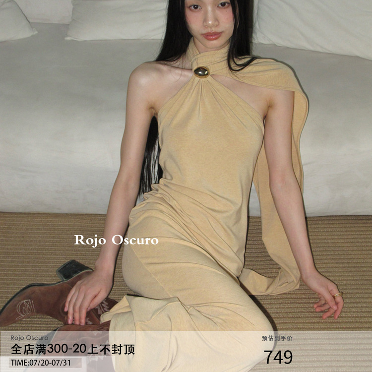 Rojooscuro羊毛围脖露背连衣裙