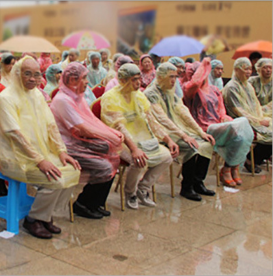 昆明雨季护身衣白色雨衣便携一次性透明雨衣户外运动演唱会雨衣
