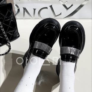 爱诗薇女鞋2026春季新款真皮厚底乐福鞋黑色金属装饰通勤舒适单鞋