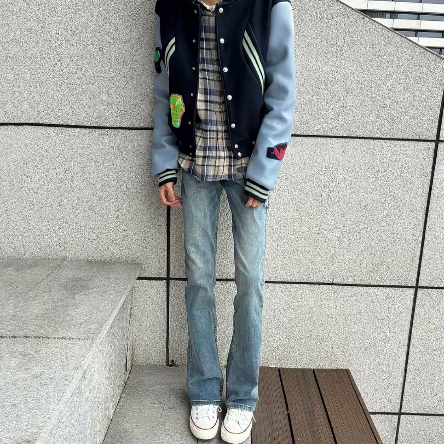 蓝色小脚磨破设计弹力微喇牛仔裤