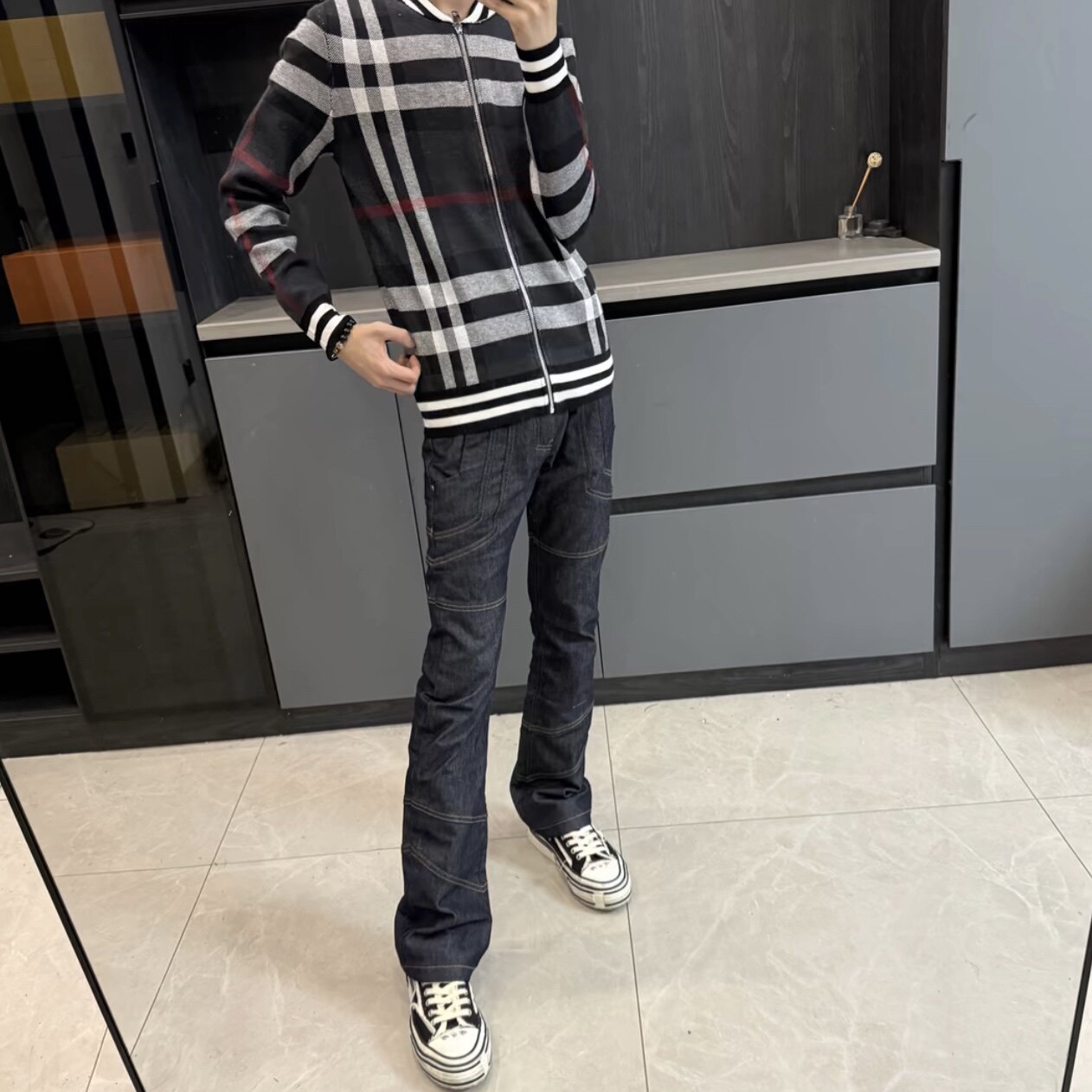 水洗原色分割解构拼接微喇牛仔裤图片