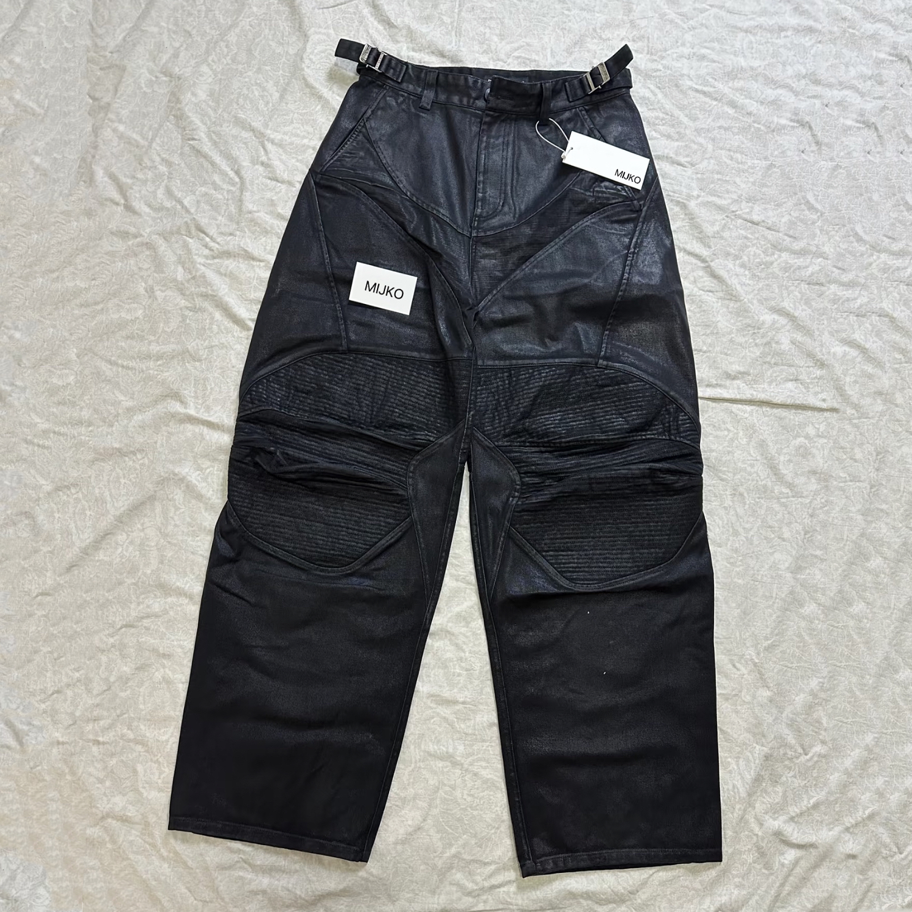 MJKO 2025FW暗黑风刷蜡涂层机车盔甲褶皱宽松阔腿拖地牛仔裤男潮