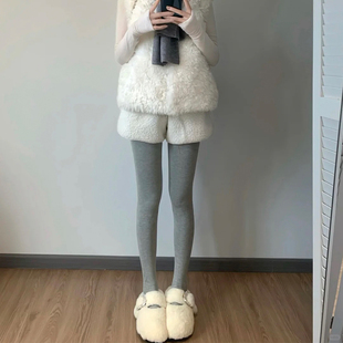 白色羊羔毛短裤女冬2026超好看的裤子高腰显瘦小个子外穿加厚靴裤