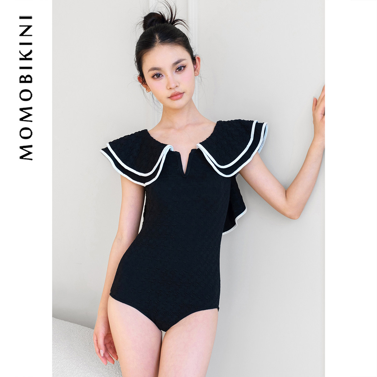 新款黑色荷叶边连体游泳衣女保守遮肚显瘦学生小胸聚拢泡温泉泳装