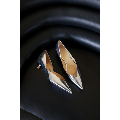 IORE简约利落有致侧V口猫跟单鞋