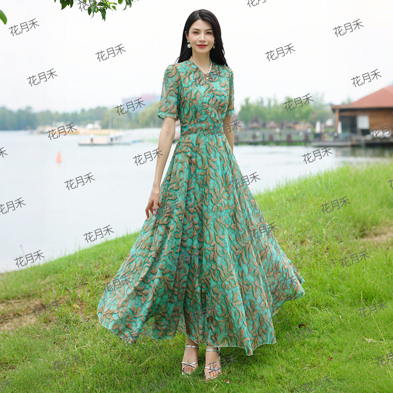 沙滩裙2026年春夏季印花大摆连衣裙收腰显瘦旅游度假长裙雪纺裙子