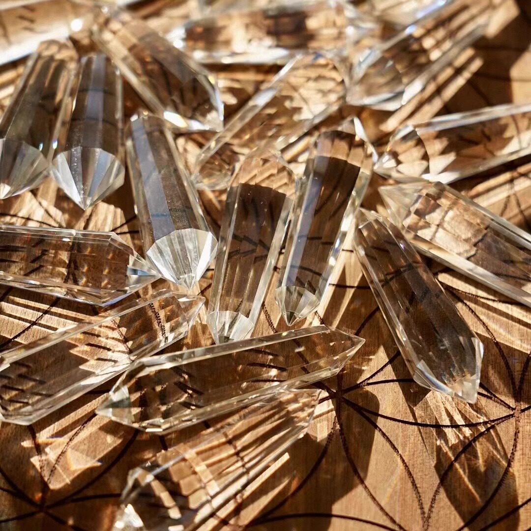天然12面沃格尔手工打磨白水晶柱