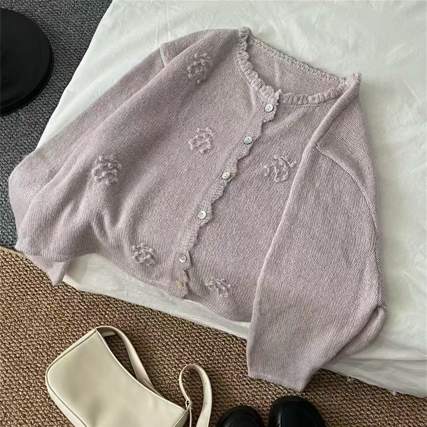 奶呼呼手感钩花圆领针织开衫毛衣