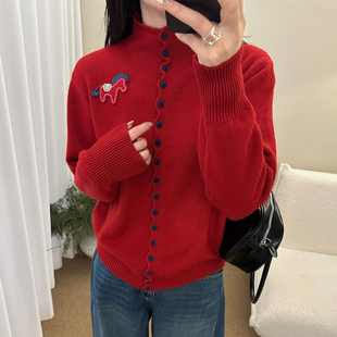 冬季半高领爱心多纽扣针织开衫女上衣新年红色小马年刺绣洋气毛衣