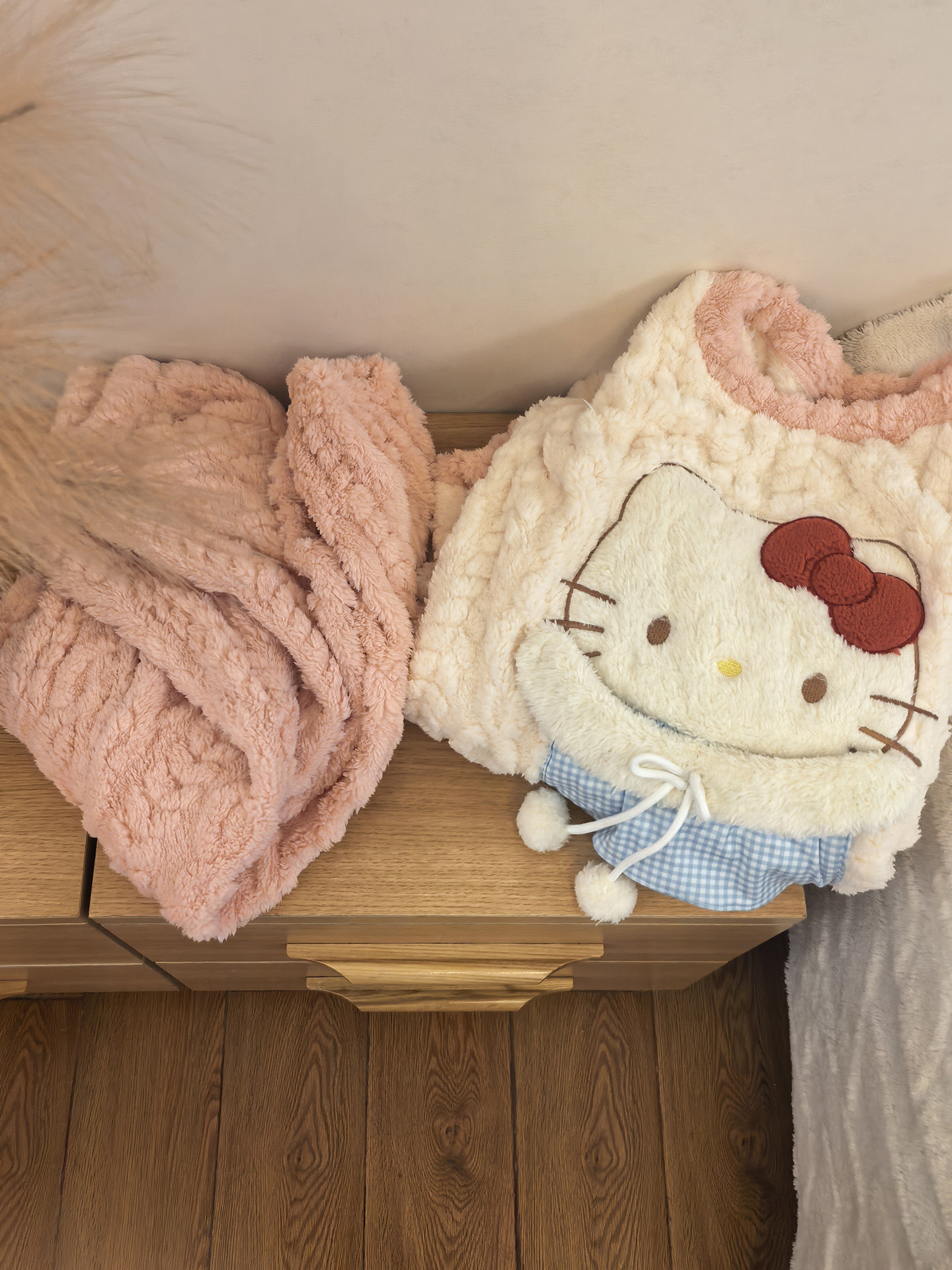Новая пижама из кораллового флиса с милым котом KT, женская осенне-зимняя утепленная плюс бархатная, которую можно носить на улице, студенческий теплый домашний костюм Изображение 1