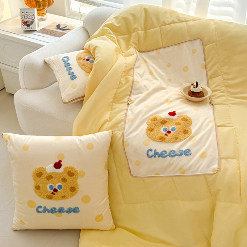 波点小熊抱枕被子两用二合一车载靠枕办公室午睡毯子枕头被空调被