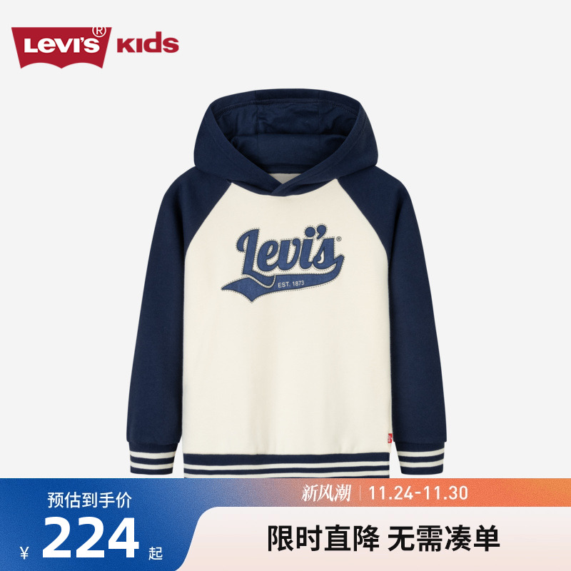 LOGO采用牛仔纹印花加刺绣，具有品牌质感