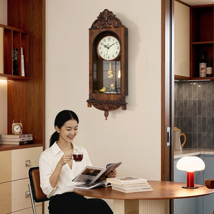 复古客厅时钟挂墙带钟摆静音挂钟盲盒收纳展示架中古风带防尘钟表